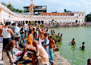 जनकपुरको गंगासागरमा पितृको नाममा तर्पण र पिण्ड दिनेको भिड