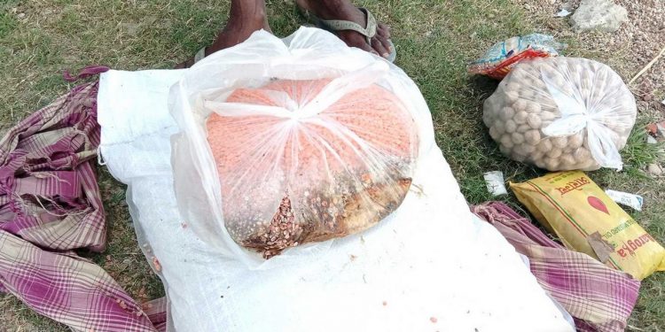 सिरहा : प्रदेशले पठाएको राहत गोदाममा कुहिँदै, गरिब भोकै