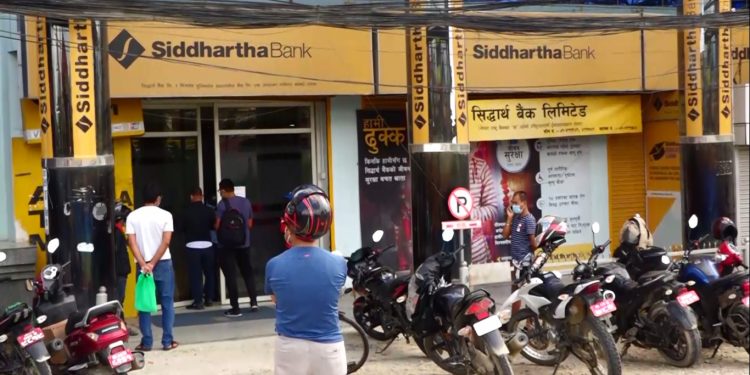 निषेधाज्ञाका कारण काठमाडौंका बैंकहरुमा ग्राहकको घुइँचो
