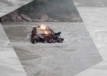 तेल ट्याङ्कर त्रिशूली नदीमा खसेर आगलागी