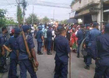 प्रहरी कार्यालयमा राहत लिन जाँदा प्रहरीद्वारा लाठ्ठिचार्ज