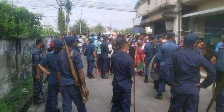 प्रहरी कार्यालयमा राहत लिन जाँदा प्रहरीद्वारा लाठ्ठिचार्ज