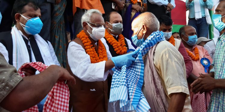 सबैला नगरपालिकामा नेकपाका कार्यकर्ताहरु पार्टी परित्याग गरेर जनता समाजवादी पार्टीमा