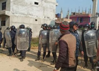 ६ बर्षीया बालिकाको हत्या भएको बिरोधमा स्थानीयले जलाए आरोपीको तीन तले पक्की घर