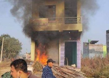 ६ बर्षीया बालिकाको हत्या भएको बिरोधमा स्थानीयले जलाए आरोपीको तीन तले पक्की घर