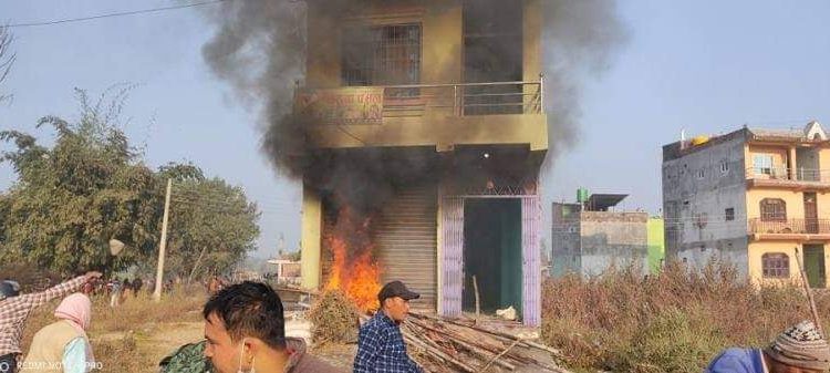 ६ बर्षीया बालिकाको हत्या भएको बिरोधमा स्थानीयले जलाए आरोपीको तीन तले पक्की घर
