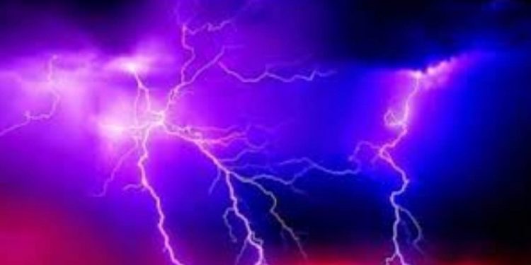 चट्याङ्ग लागेर श्रीमानको मृत्यु, श्रीमती घाइते