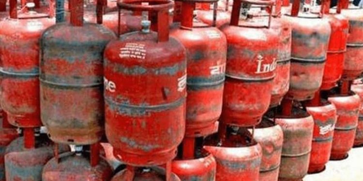 बुधबारदेखि खाना पकाउने ग्यास र पट्रोलियम पदार्थको मूल्यमा वृद्धि