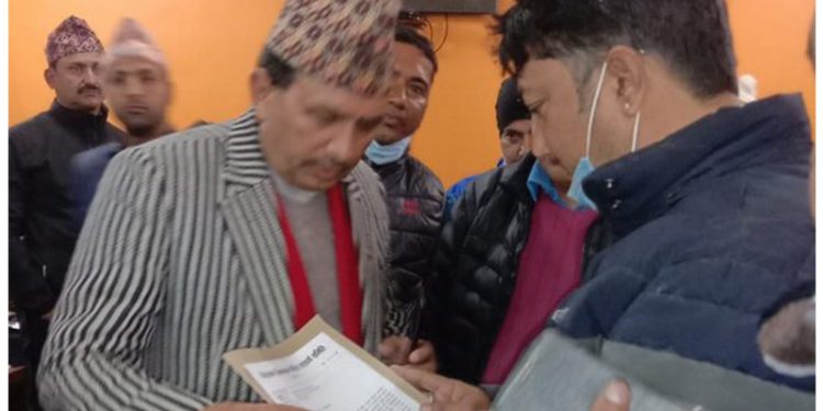 विमानस्थल विस्तार गर्दा विस्थापित हुने जग्गाधनीहरूले मन्त्री ढकाललाई ज्ञापनपत्र बुझाए