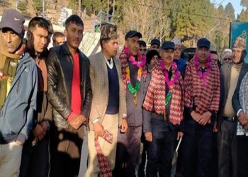 दोषी पक्राउ गर्न सफल भएको भन्दै स्थानीयवासी र गाउँपालिकाले डिआइजीको टोलीलाई फुलमाला लगाएर बिदाई