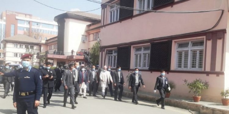 अवहेलना मुद्दामा लिखित जवाफ बुझाएर फर्किए प्रधानमन्त्री ओली