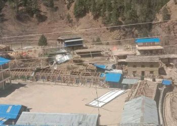 विद्यालय भवनको छाना हुरीले उडाउदा विद्यार्थी चौरमा बसेर पढ्न बाध्य