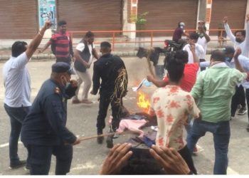 जनकपुरमा विपक्षी गठबन्धनका नेताको पुत्ला जलाइयो