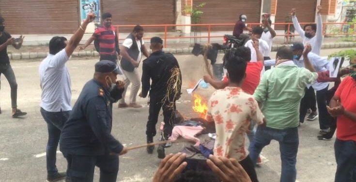 जनकपुरमा विपक्षी गठबन्धनका नेताको पुत्ला जलाइयो