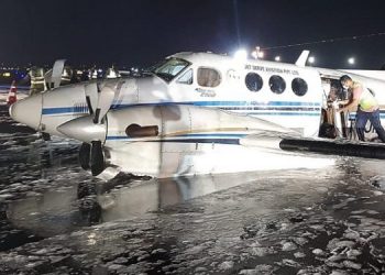 भारतमा बिरामी बोकेर उडेको जहाजको पाङ्ग्रा बीचमै खस्यो, मुम्बईमा सकुशल अवतरण