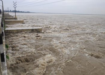 बाढी बढेपछि कोशी ब्यारेजको १२ ढोका खुला