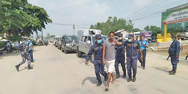 खानेपानी मन्त्री झालाई कालो झण्डा, तीनजना पक्राउ