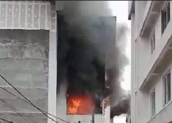 महाराजगञ्जस्थित बालमैत्री अस्पतालको भवनमा आगलागी, ४ मजदूर घाइते