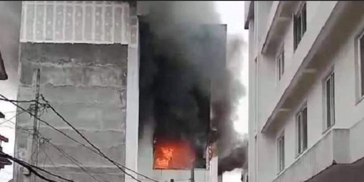 महाराजगञ्जस्थित बालमैत्री अस्पतालको भवनमा आगलागी, ४ मजदूर घाइते