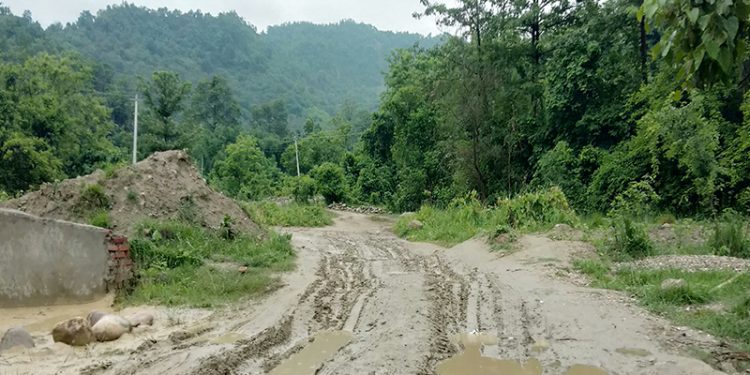 सर्लाहीका अधिकांश सडक बर्खा लागेसँगै अवरुद्ध