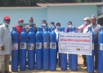 राप्रपाको पहलमा डडेल्धुरा अस्पताललाई १५ थान अक्सिजन सिलिण्डर हस्तान्तरण