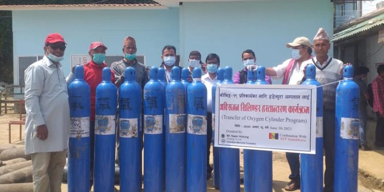 राप्रपाको पहलमा डडेल्धुरा अस्पताललाई १५ थान अक्सिजन सिलिण्डर हस्तान्तरण