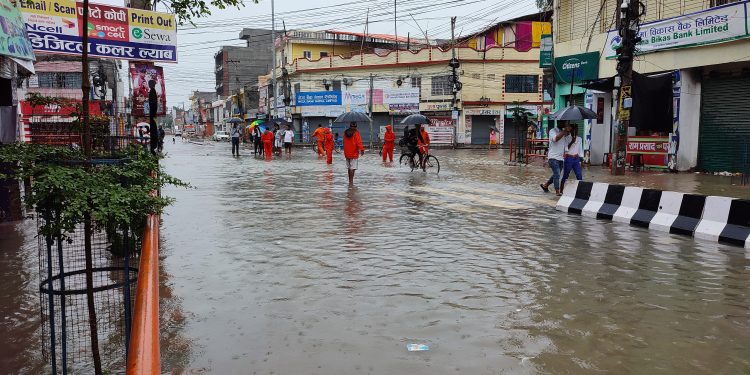 लगातारको वर्षाले जनकपुर जलमग्न, मुख्य चौकहरुमा पनि पानी ( भिडियो )