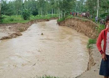 महोत्तरीमा बाढीले रातु नदीको तटबन्ध भत्किन थाल्यो, बाढी बस्ती पस्ने सम्भावना