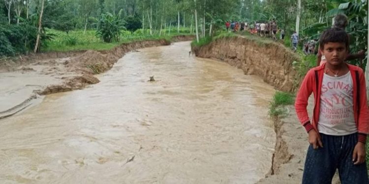 महोत्तरीमा बाढीले रातु नदीको तटबन्ध भत्किन थाल्यो, बाढी बस्ती पस्ने सम्भावना