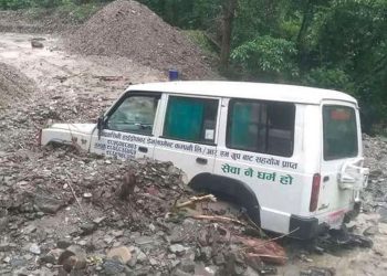 गुडिरहेको एम्बुलेन्समाथि पहिरो खस्यो, बिरामीको मृत्यु