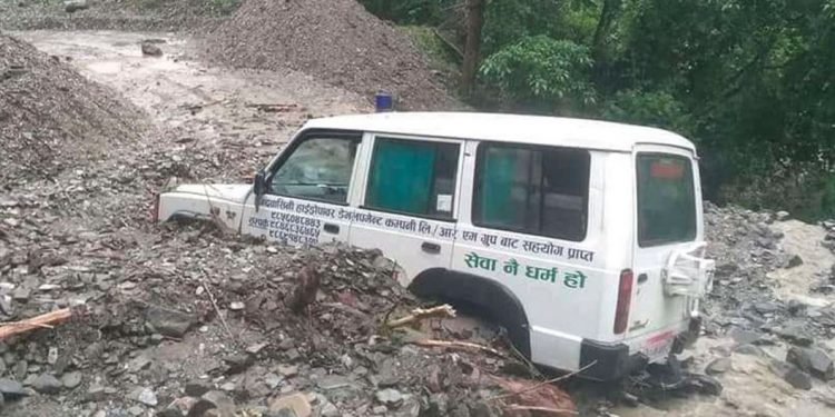 गुडिरहेको एम्बुलेन्समाथि पहिरो खस्यो, बिरामीको मृत्यु