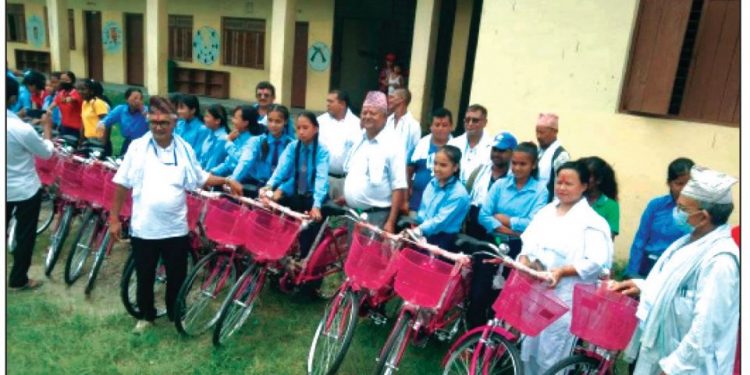 ५१ जना छात्रालाई साइकल वितरण