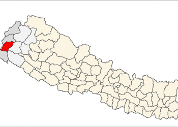 पेट्रोलमा कालोबजारी भएको भन्दै जिल्ला प्रशासन कार्यालय अगाडि टायर बालेर विरोध प्रदर्शन