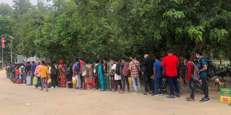 कोरोनाको जोखिमकै बीच कामको खोजीमा भारत जानेको लर्को