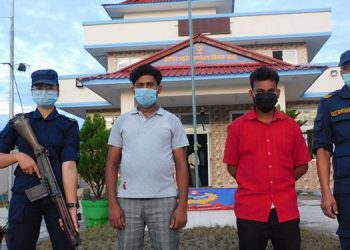 किर्ते सवारी पास बनाउने उपकरणसहित दुई जना पक्राउ