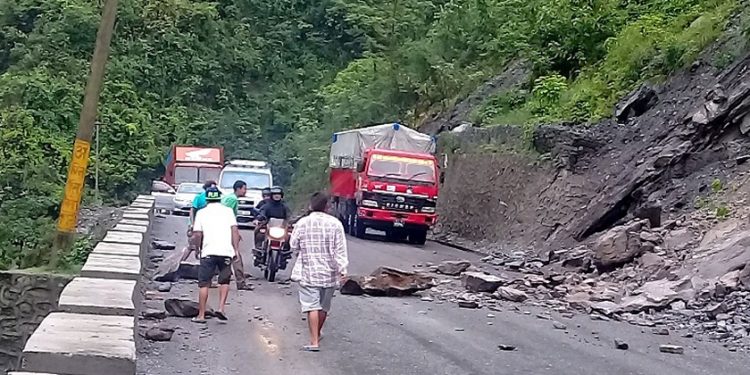 नारयणगढ–मुग्लिन सडकखण्ड अवरुद्ध