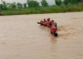 कमला नदीको बीच टापुमा फसेका तीनजनाको सकुशल उद्वार