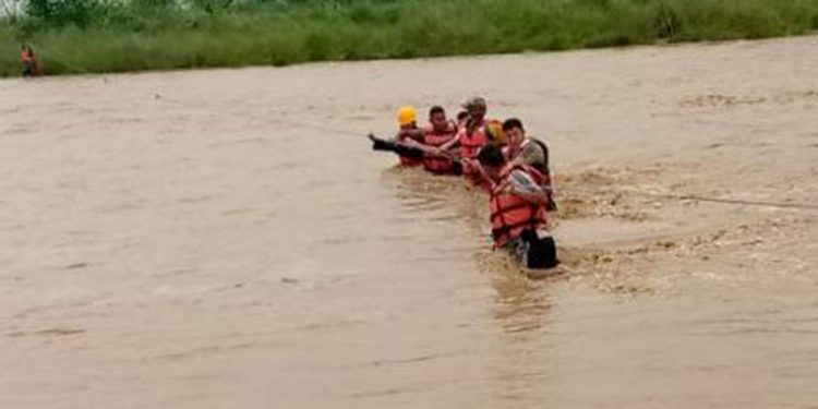 कमला नदीको बीच टापुमा फसेका तीनजनाको सकुशल उद्वार