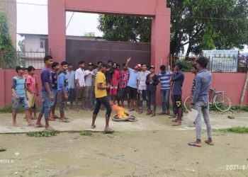 बाटोहरु हिलाम्य भएपछि महोत्तरी गाउँपालिका कार्यालयमा स्थानीयले गरे तालाबन्दी