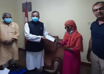 जनकपुरकी एसिड पीडित आरतीलाई  ५ लाखको चेक