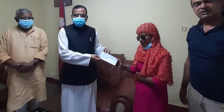 जनकपुरकी एसिड पीडित आरतीलाई  ५ लाखको चेक