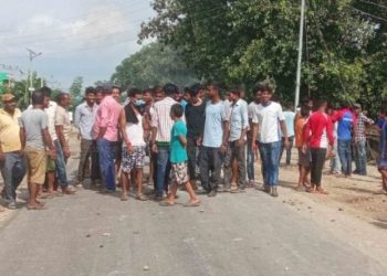 धनुषामा मोटरसाइकलबाट उछिट्टिएकी महिलालाई हाइसले किच्यो, शव उठाउन १९ सेल अश्रु ग्यास प्रहार