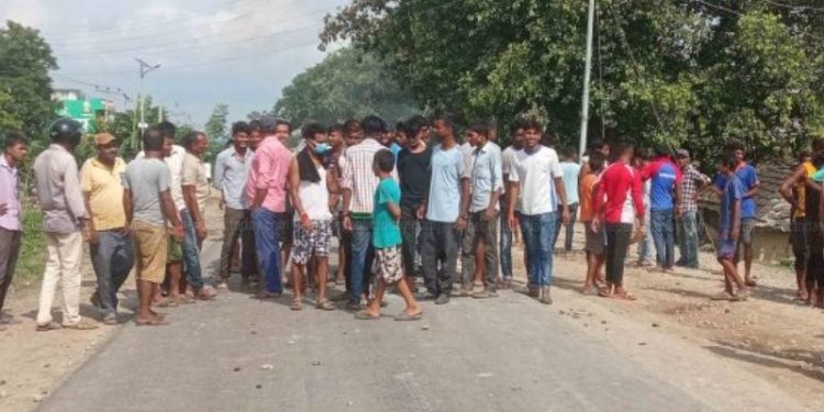 धनुषामा मोटरसाइकलबाट उछिट्टिएकी महिलालाई हाइसले किच्यो, शव उठाउन १९ सेल अश्रु ग्यास प्रहार