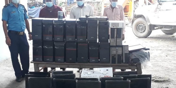 धनुषा : विद्यालयबाट चोरी भएको १८ वटा कम्प्युटर फेला, तीनजना पक्राउ