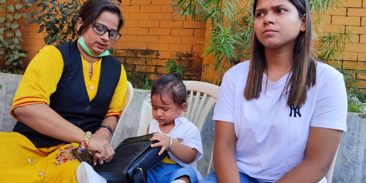 न्यायको लागि भौतारिदै ‘कुमारी आमा’ निहारिका