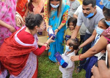पुर्व युवराज्ञी हिमानी शाहद्वारा जनकपुरधाममा छात्राहरुलाई पानी पिउने बोतल वितरण