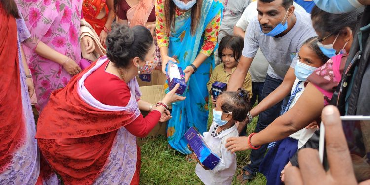 पुर्व युवराज्ञी हिमानी शाहद्वारा जनकपुरधाममा छात्राहरुलाई पानी पिउने बोतल वितरण