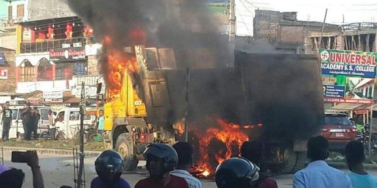 जनकपुरधामको पिडारी चोकमा टिपरको ठक्करबाट १ जनाको मृत्यू, स्थानीयले लगाए आगो