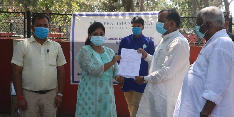 प्रतिमान निमा स्मृति फाउण्डेशनद्वारा एक करोड बराबरको स्वास्थ्य सामग्री हस्तान्तरण