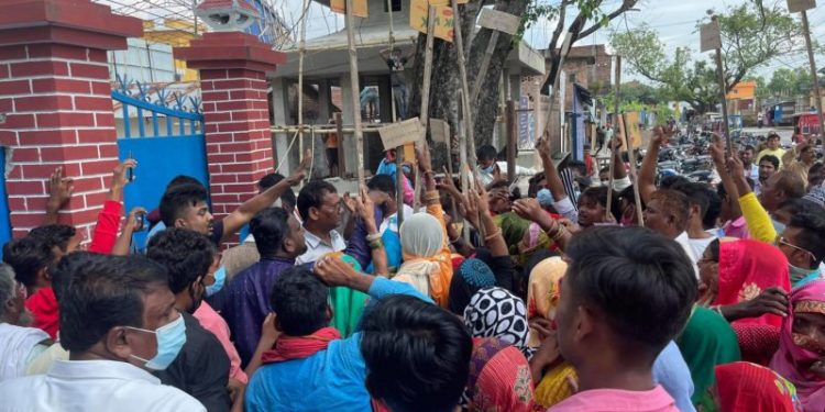 धनुषा प्रहरीले घुस खाएर मुद्दा दर्ता नगरेको भन्दै प्रहरी कार्यालय घेराउ